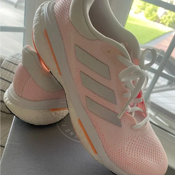 NIB. Adidas Women's Solar Glide 5 White/Silver/ Lite Pink Size 9 - Picture 3 of 14
